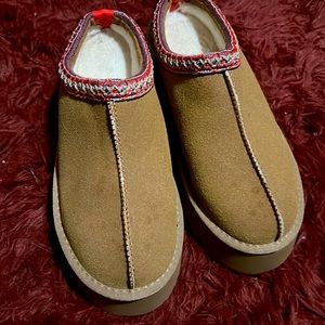 *NEW* Comfy Tan Sheepskin Slippers
